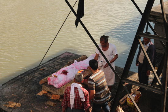 Hier wird noch einmal alles mit Blumen ausgelegt.
Das Bild zwischen diesem und dem naechsten erspar ich uns dann lieber...