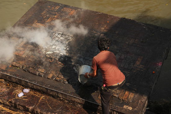 Und nachdem fast alles vollstaendig verbrannt ist, werden die Ueberreste in den Fluss gespuelt. Dort suchen dann Hunde und Kinder nach evtl. verwertbaren bzw. brauchbaren Ueberresten
