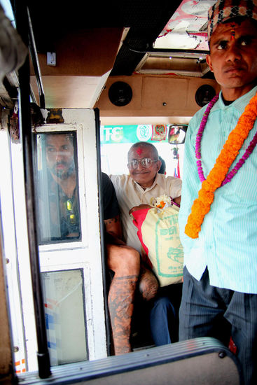 Im Bus ist leider nichts mit Beinfreiheit, aber immerhin n Sitzplatz ergattert..