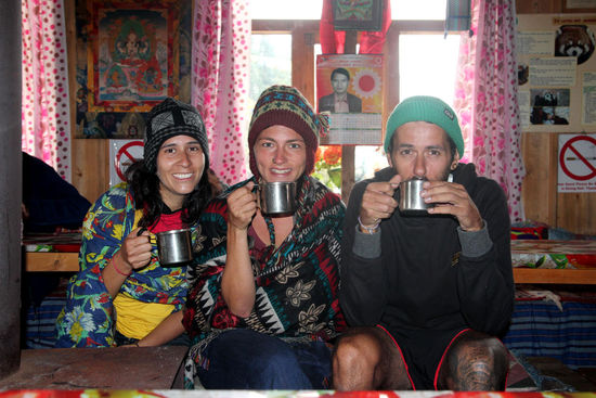 Diane, Simona und Alejandro. Egal wo.. jeder denkt wir seien Spanier. Muy bien... soll uns zum feilschen recht sein, da sogar Nepalis um deren beschissene Wirtschaft und Armut wissen..