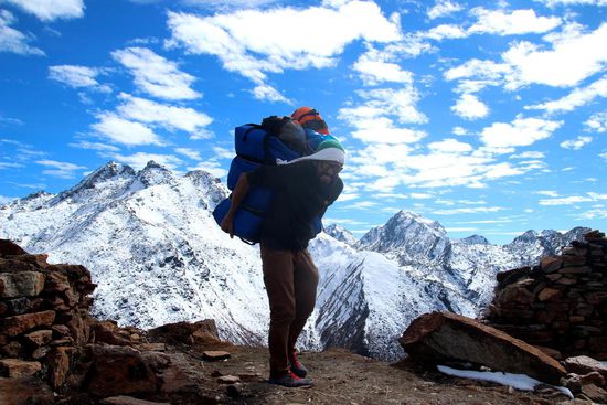 being a sherpa. 
die jungs tragen im schnitt ca. 30 kg und koennen einem mit einem tageslohn von 5 Us Dollar echt leid tun. Gluecklicherweise haben wir entgegen der meisten anderen Trekker unseren Scheiss selbst getragen..