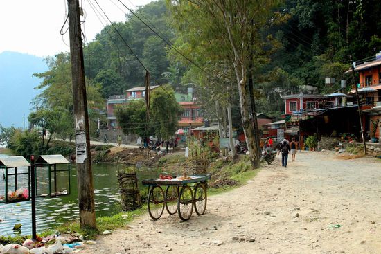 weiter hinten im Norden Pokharas