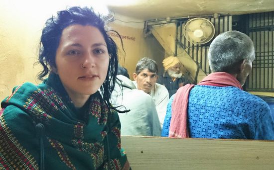 mal wieder ein interessierter inder im hintergrund