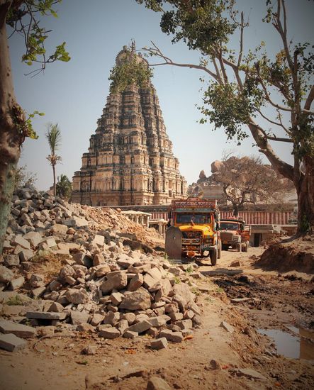 Da die Tempel zum Weltkulturerbe gehören hat auch hier die Unesco ein bisschen Kohle zur Instandhaltung locker gemacht, anscheinend aber schnell wieder gestrichen und so gehts wohl jetzt seit Jahren eher schlecht als recht weiter...