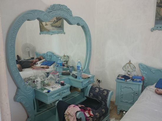 unser zimmer in trinidad; an der tür hing ne liste mit den horrenden preisen, falls irgendwas des interieurs kaputt gehen sollte...