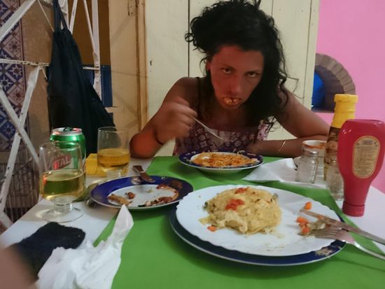 vor mir die lasagne; simone beim vernichten der spaghetti; da wir das zeug beim besten willen nicht runtergekriegt haben, versuchten wirs anschliessend unter den servietten zu verstecken, um dann letztendlich doch aufzufliegen und von der bedienung ein eis als wiedergutmachung für die schlechte lasagne bekommen