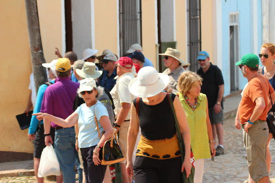 hier eine kleine gruppe der unzähligen touristenhorden, die sich auf das ganze land verteilen