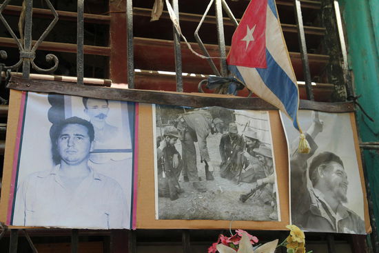 wieder mal eine der zahlreichen Gedenkschraine als Dank für die Revolution