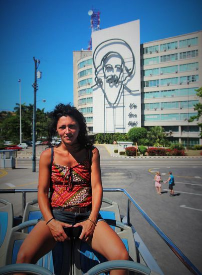 auf dem Heimweg von unserem erfolglosen Versuch einen früheren Weiterflug zu buchen, haben wir glücklicherweise einen vorbeifahrenden Touristendoppeldecker erwischen können und die Fahrt war ganz witzig und vor allem musste wir so nicht wieder die ca. 5 km zurück laufen