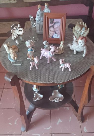 wieder einer dieser schön dekorierten und zur Eingangstür hin platzierten Kitschtische