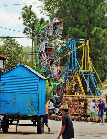 eine dieser übertrieben gefährlich wirkenden Schiffsschaukeln in Hintergrund. Im Vordergrund das begehrte Biermobil, allerdings nur von hinten zu sehen...