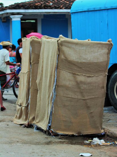 öffentliche Toiletten gabs natürlich auch. Diese standen dann immer über irgendwelchen Gullideckeln. Dementsprechend bester Geruch lag schon nach dem ersten Tag von vier in der Luft