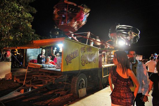 während oben die metallkanzeln durch die luft geschleudert werden, wird unten schon versucht zu schlafen...