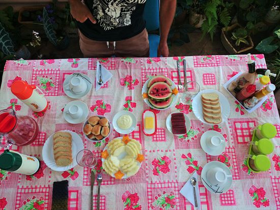 unser letztes Frühstück in Kuba. unschlagbare 4 Cuc pro Person. Links auf dem Bild sind zwei der gehypten Thermoskannen zu sehen...