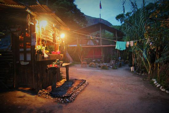 hinten das rote etwas ist unser zelt für die eine nacht