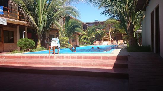 unsere nette Hostelanlage und ganz hinten mittig oben unsere bude