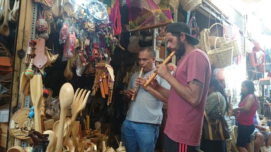 beim Flötenkauf af dem Markt in Chiclayo