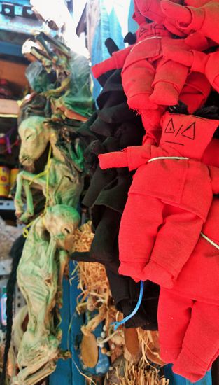 Voodoopuppen und vertrocknete Schafsföten in der Hexenabteilung