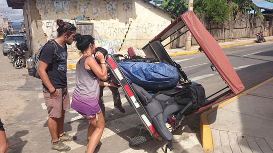 Das Bild entstand etwa eine Sek. nach dem Versuch des Fahrers loszufahren. Leider ist der Hüftgurt von Simones Rucksack in die Kette gekommen und komplett abgerissen.