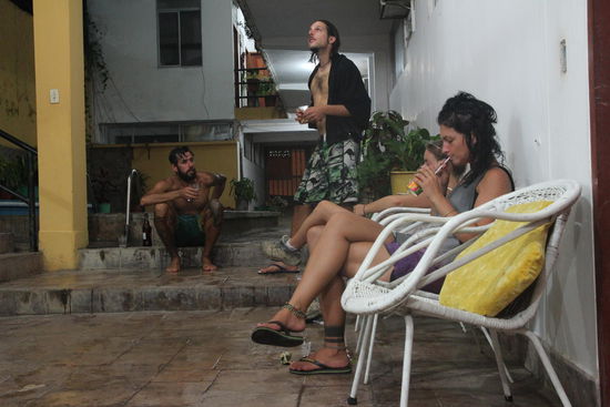 Wir und die beiden Schweizer Ives und Amanda nach dem obligatorischen Poolgang.