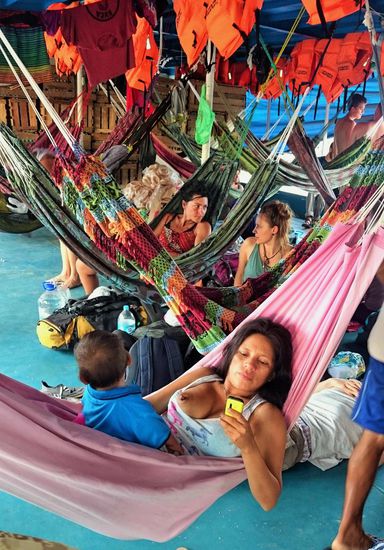 Wenn das Handy mal wieder wichtiger ist als die Brüste einzupacken...