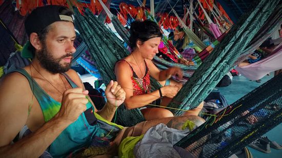 fleissig am arbeiten... ich in dem von uns gekauften fischernetz. beide hängematten haben wir glücklicherweise an ne ältere französin losgekriegt, die damit irgendwo in den bäumen schlafen wollte. uns sollte es mehr als recht sein...