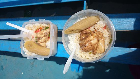 Das Mittagessen. Leider hab ich mich zum Kauf der linken kleinen Plastikschale entschieden und dadurch auch immer nur kleine Portionen abgekriegt. War aber kein Weltungergang bei dem eher spartanisch zubereitenden Essen.