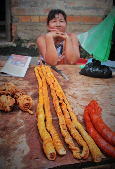 frische Darm-Partygrillspieße gabs auch auf dem Markt in Belèn