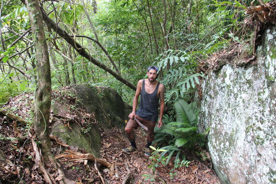 bestens ausgestattet mit Machete bei unserer kurzen Wanderung