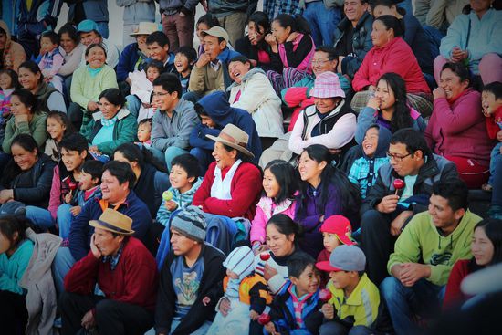 lachende Peruaner bei einer der zahlreichen öffentlichen Theater-/Comedyvorstellungen