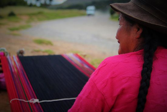 Indigene Frau am Weben