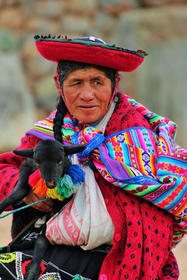 viele der einheimischen Frauen haben oft n Schaf oder ansonsten Alpaka dabei