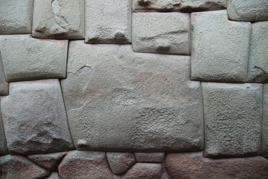 Eines der Highlights der Stadt ist die Inkamauer, deren Steine akribisch genau ineinander gefügt sind, wie hier der bekannteste Stein mit 12 Ecken. Noch interessanter wird das Ganze dadurch, dass dies unglaublich riesige Steine (auch wenn das hier auf dem Bild nicht so wirkt) sind, die es in einem Umkreis von 50 km um Cuzco gar nicht gibt oder gegeben hat. Hinzu kommt die Tatsache, dass es zur Zeit der Erschaffung der Mauer, eigentlich noch gar nicht das Material entdeckt wurde, um solch harten Stein bearbeiten zu können. Ein paar Füchse diese Inkas...