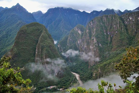 fast oben und mittlerweile auch schon hell. Unten der Fluss und links dahinter das Dorf "Aguas Calientes".