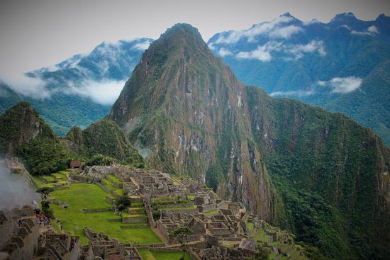 Machu Picchu und im Hintergrund der Berg Wayna Picchu. Dreht man den  Kopf um 90 nach rechts, stellt der Berg die Nase eines Gesichts dar.