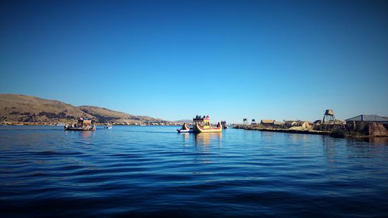 floating islands und die traditionellen schiffe aus schilf