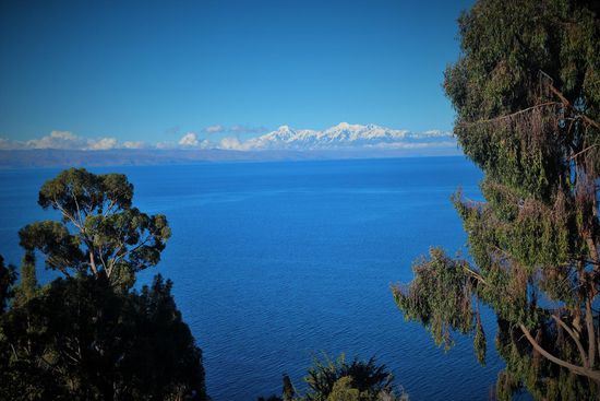 im hintergrund die bergketten des cordillera real