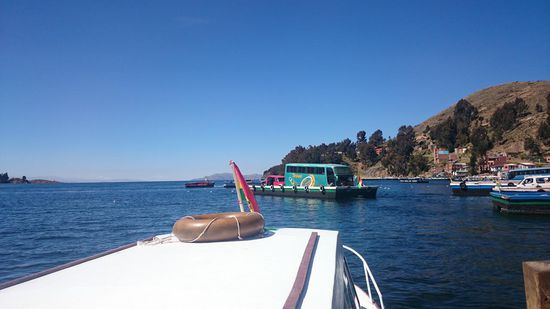 im hintergrund unser bus beim überschiffen