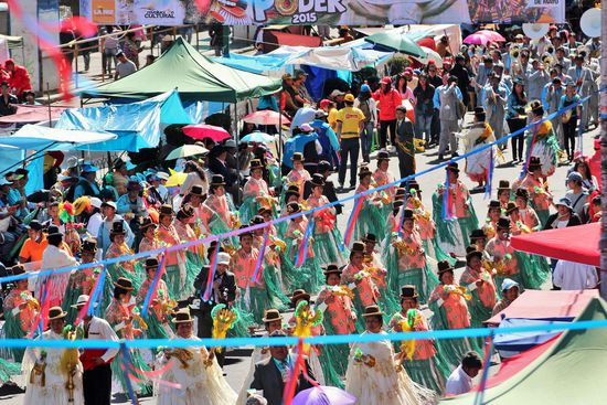 Das Gran Poder. Hier eine der zahlreichen Tanzgruppen aus den umliegenden Gegenden.
