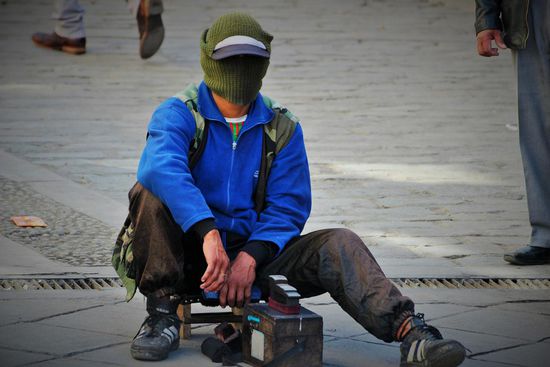 Traurig. Aufgrund des ziemlich weit unten angesiedelten Berufsstatus` und der damit eihnergehenden Angst erkannt zu werden, tragen alle Schuhputzer solche Masken.