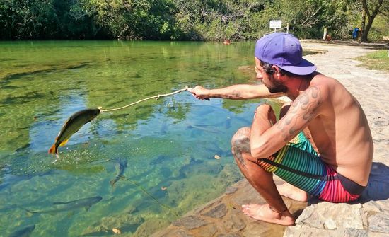 mit Fischen die so hungrig waren, dass es schon langte einfach nur ein blatt an den stock zu hängen und sofort fand sich wieder ein springender fisch