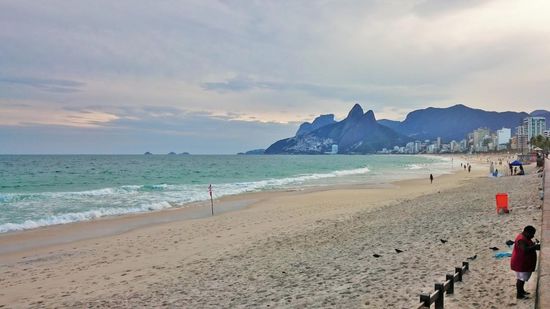 Ipanemabeach und im Hintergrund auf dem Berg die Favela Rocinha