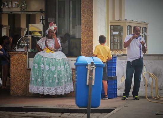 überall im historischen Teil Salvadors sieht man Afrochicas in ihren pompösen Outfits