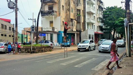 Mutiger Messerwerfer auf Leiter in unserer Stross