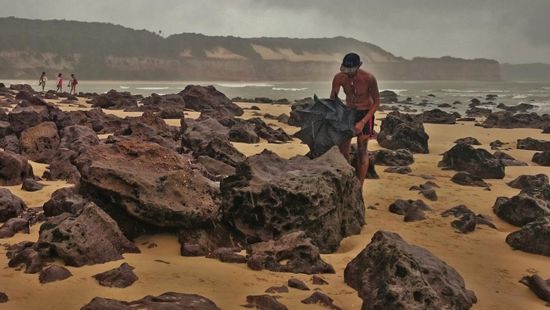 dementsprechend immer gut bewaffnet mit schirm an den strand