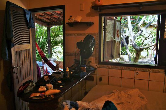 und hier noch unsere bude, die wohl irgendwann mal eine küche war, wie sich an der Küchenzeile noch sehen lässt