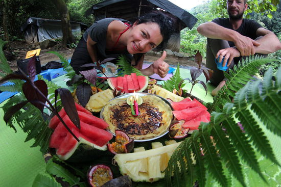 Morgens haben die beiden fuer Simone ne Geburtstagsfruchtplatte gezaubert