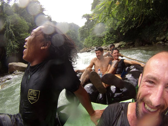 zurueck gings gluecklicherweise per tubes den fluss entlang