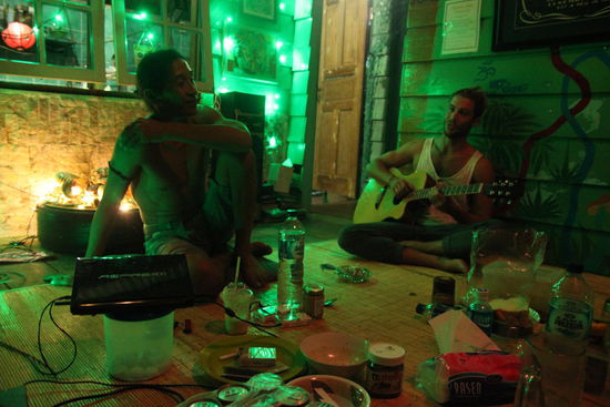 Eric (links) auf seiner Dachterasse