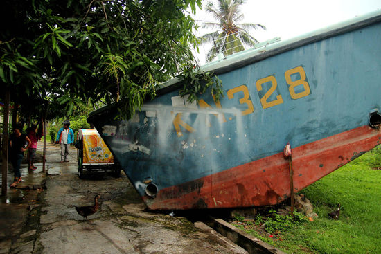 eines der boote, die vom tsunami in die stadt gepuehlt worden sind